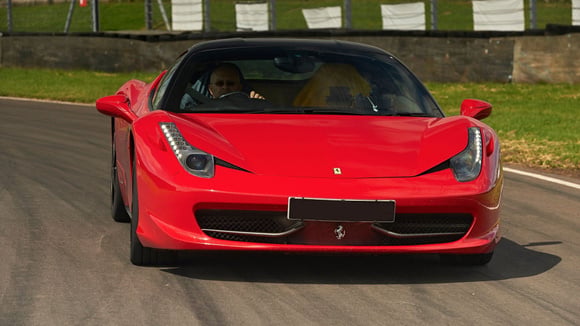 Des véhicules comme une Ferrari 458 Italia, ainsi que des Porsche, Jaguar et Bentley figurent parmi les voitures volées