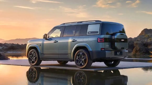 La ressemblance du BYD Ti7 avec certains 4x4 iconiques est particulièrement marquante vue de l’arrière.
