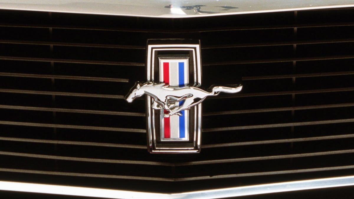 Une Mustang Mach 1 se crashe en pleine vente aux enchères : la scène surréaliste d’Indianapolis