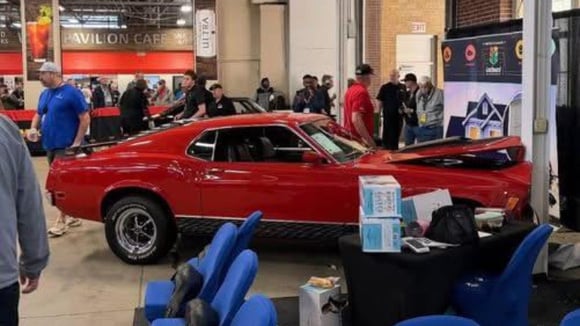 Une Ford Mustang Mach 1 de 1970 endommagée après l’accident, prête à retourner en réparation