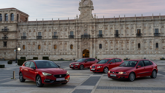 La Leon doit recevoir une nouvelle motorisation hybride plus tard, tandis que l’électrique demandera encore de la patience.