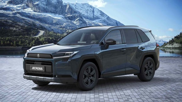 Le Suzuki Across se distingue du Toyota RAV4 par une face avant légèrement différente.