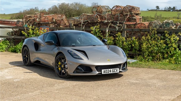 La Lotus Emira, un coupé sportif pénalisé par un malus important.