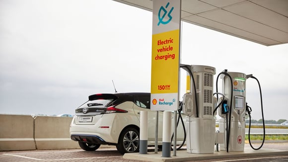 Shell travaille sur des technologies liées aux batteries et à la recharge