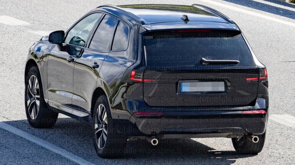 Arrière du Volvo XC60 restylé avec des changements discrets