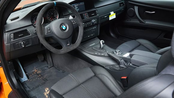 Protections en plastique encore présentes sur les tapis d’une BMW M3 E92