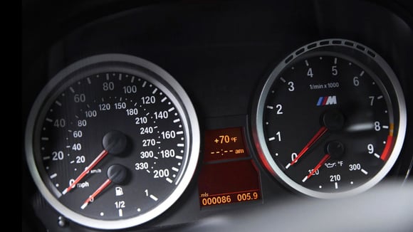 Compteur affichant 86 miles sur une BMW M3 E92 de 2013