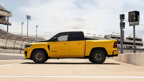 Le RAM Rumble Bee sur piste et conçu pour le dragster
