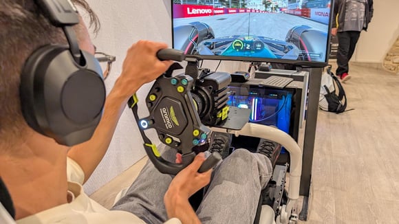 Volant en partenariat avec Aston Martin monté sur une base RS Initial