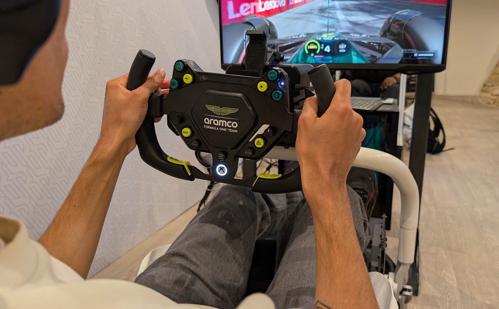 La gamme Revosim inclut un volant en partenariat avec Aston Martin Aramco F1 Team