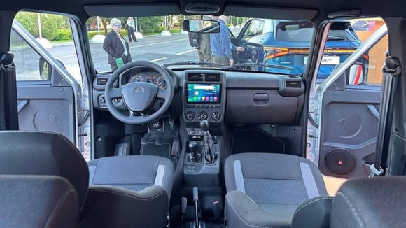 L’habitacle du Lada Niva montre une montée en gamme progressive, avec un système multimédia