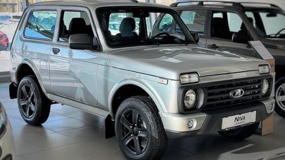 Le Lada Niva Legend 2026 avec clignotants blancs et jantes de 16 pouces