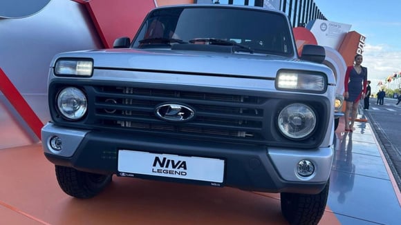 Le Lada Niva Legend 2026 reçoit des feux de position à LED et des clignotants fumés