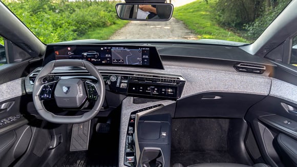 Planche de bord du Peugeot 3008 avec écran incurvé de 21 pouces