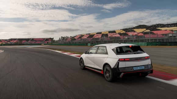 La Hyundai Ioniq 5 N simule une boîte de vitesses sans proposer de grille en H