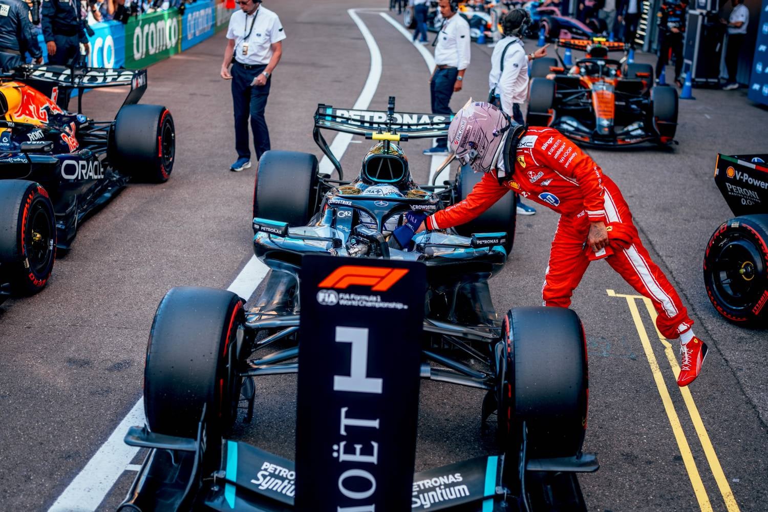 Kimi Antonelli (Mercedes AMG) salué par Lewis Hamilton (Ferrari) à Monaco