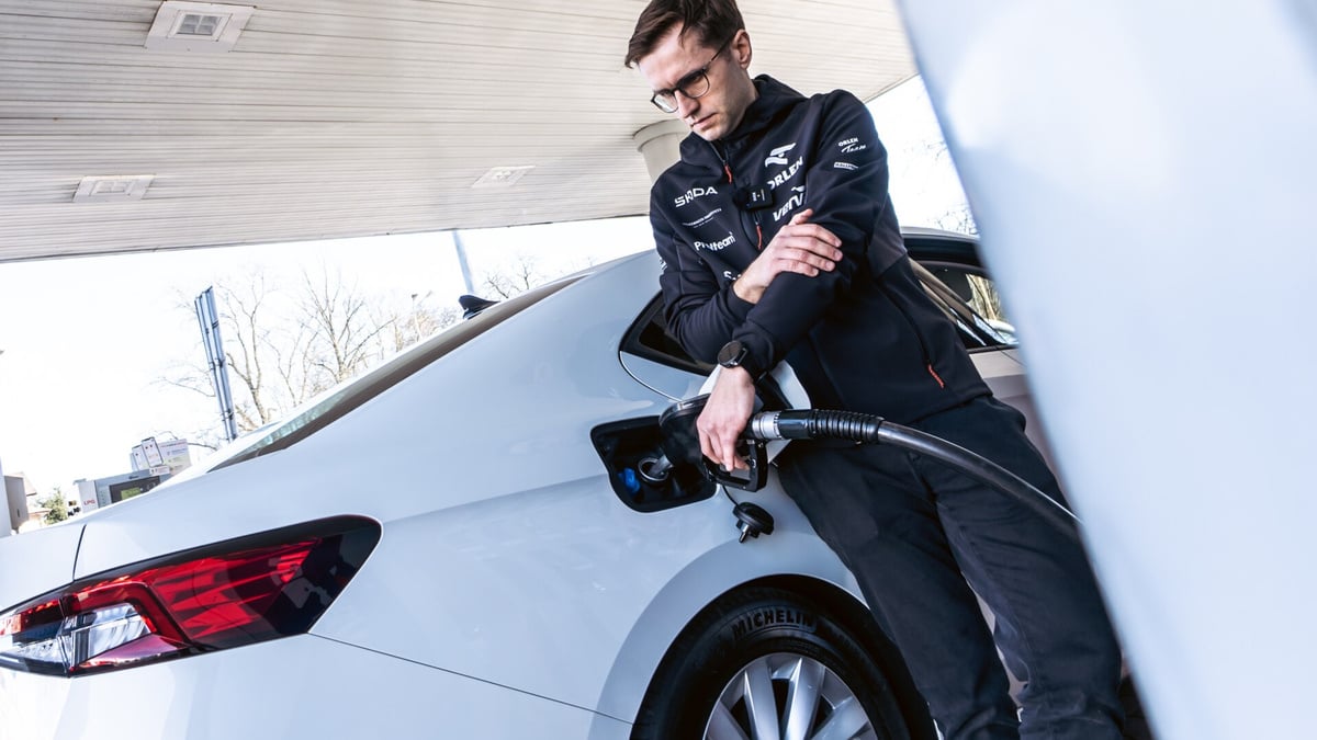 Le « clac » à la pompe : le petit trou qui vous évite de gaspiller du carburant depuis 80 ans