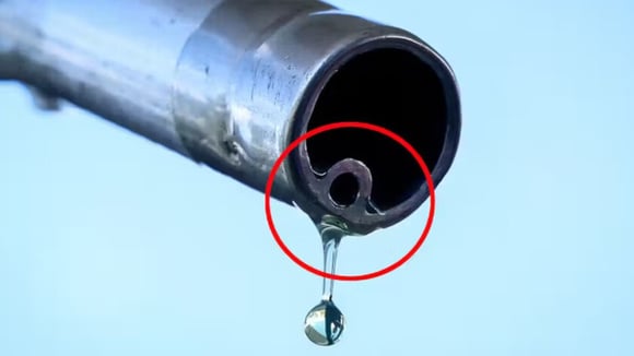 Orifice sur la buse : quand il est bouché par le carburant, le débit se coupe automatiquement