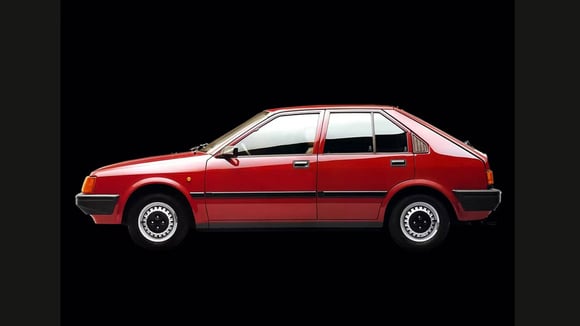 De profil, l'Alfa Romeo Arna ressemble fortement à la Nissan Pulsar