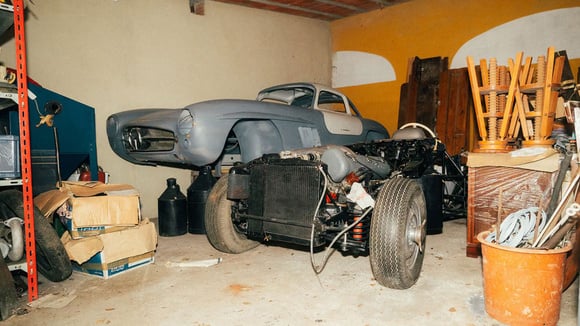 Mercedes 300 SL entièrement démontée, mais saine, retrouvée au Portugal