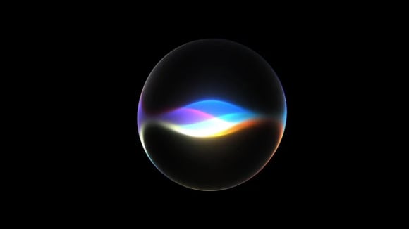 Siri dopé à l’intelligence artificielle arrive avec iOS 27, mais la compatibilité CarPlay en Europe est bloquée par le DMA.