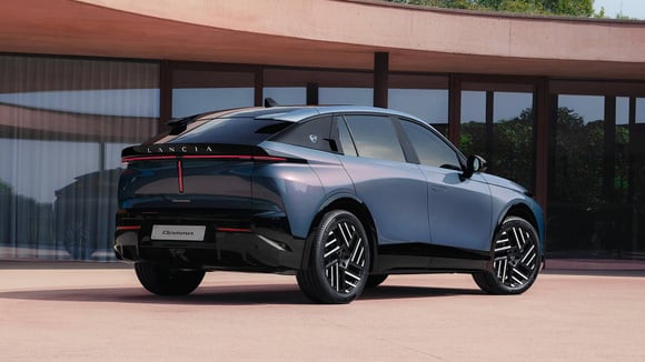 La Lancia Gamma adopte une silhouette de SUV coupé plus imposante qu’un Peugeot 3008.