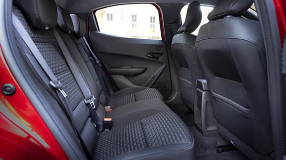 La Renault Clio 6 conserve un empattement quasi inchangé, ce qui limite le gain de place à l’arrière