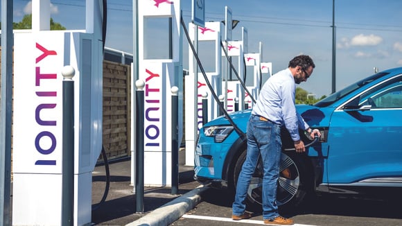 Les autoroutes françaises proposent un réseau de recharge rapide jugé dense et plutôt simple d’utilisation.