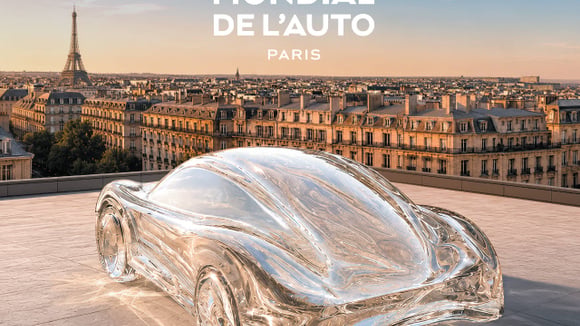 Silhouette de voiture en verre sur les toits de Paris, affiche du Mondial de l’Auto 2026