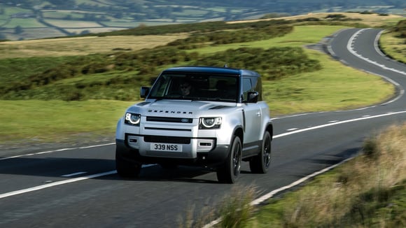 Aux États-Unis, l’électrification progresse plus lentement qu’en Europe : Defender cherche à s’adapter