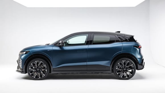 Profil de la Renault Mégane E-Tech restylée, rehaussée avec la nouvelle batterie