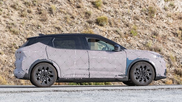 Prototype camouflé du Renault Scenic E-Tech vu de profil lors des essais
