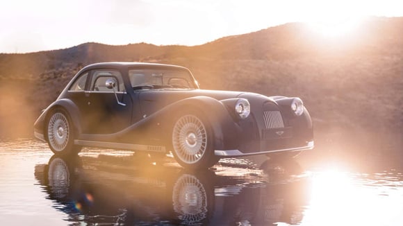 Verrière panoramique et long capot de la Morgan Midsummer Coupé