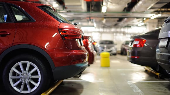 Dans certains parkings anciens, les manœuvres deviennent plus compliquées et les places semblent trop petites.