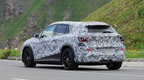 Prototype du nouveau Mercedes GLA encore camouflé lors d’essais