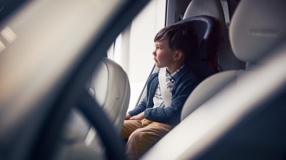 Stress, fatigue et rupture de routine peuvent faire basculer le cerveau en “pilote automatique” et effacer la présence de l’enfant.