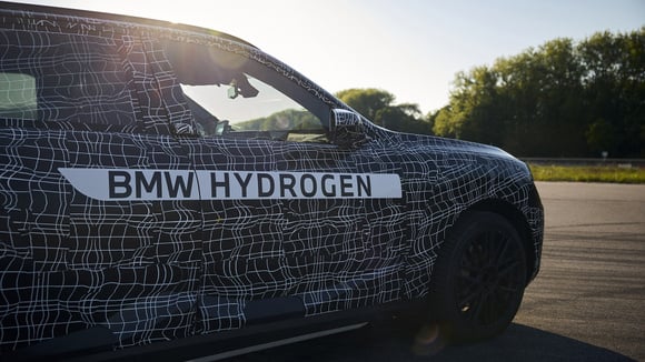 Réservoirs d’hydrogène intégrés à plat sur un futur SUV
