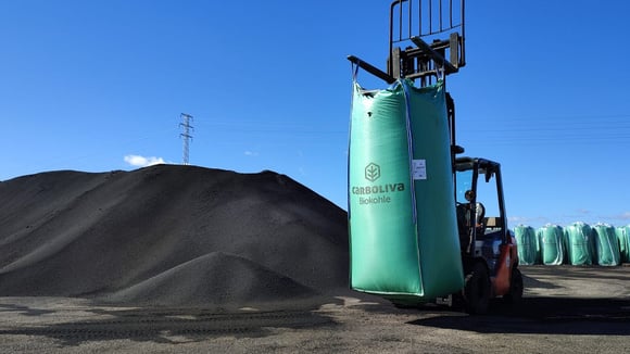 Le procédé biochar remplace une partie des granulats minéraux par un charbon végétal issu de noyaux d’olives et de biomasse de pin