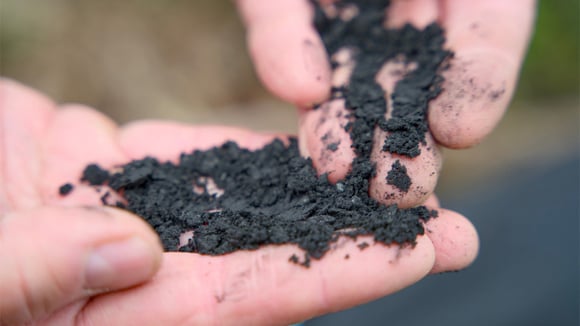 Le biochar, obtenu par pyrolyse de biomasse, donne des résultats mécaniques encourageants une fois intégré à l’enrobé