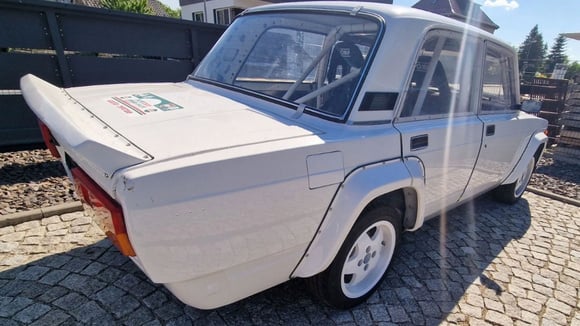 Kit carrosserie agressif sur la Lada 2105 VFTS