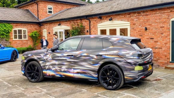 Vue arrière 3/4 du Bentley Torcal camouflé, silhouette plus fine que le Bentayga