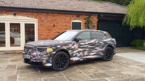 Bentley Torcal camouflé : phares anguleux et calandre illuminée