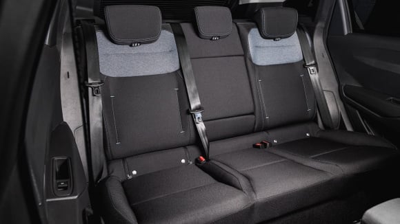 La banquette arrière du Dacia Striker offre un espace correct pour des adultes