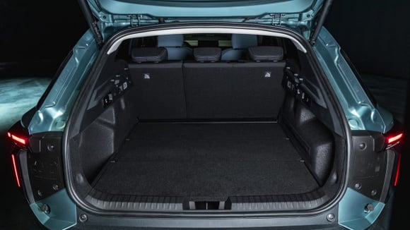 Le coffre du Dacia Striker annonce entre 580 et 600 litres