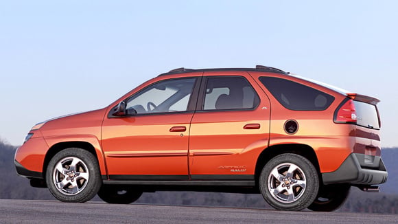 La Pontiac Aztek, parfois vue comme précurseur des crossovers