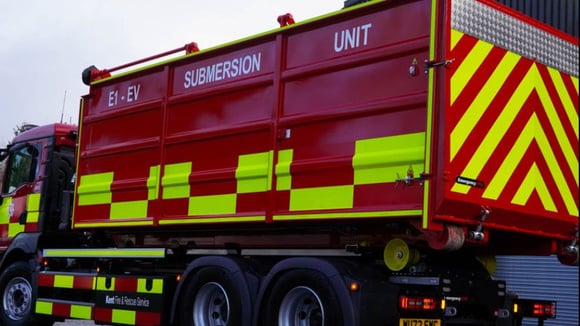 Des pompiers s’équipent avec une cuve spéciale