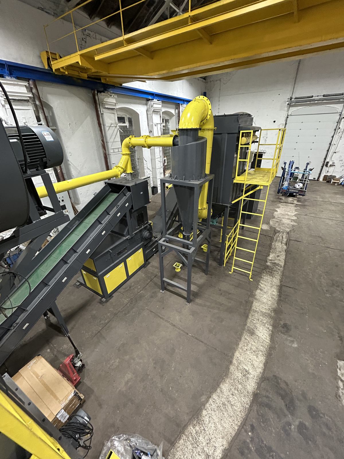 Ruční dotřiďování materiálu na lince