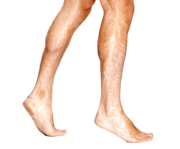 Männliche Beine mit sichtbaren Wadenmuskeln, eine Fußspitze berührt den Boden, die andere steht flach.