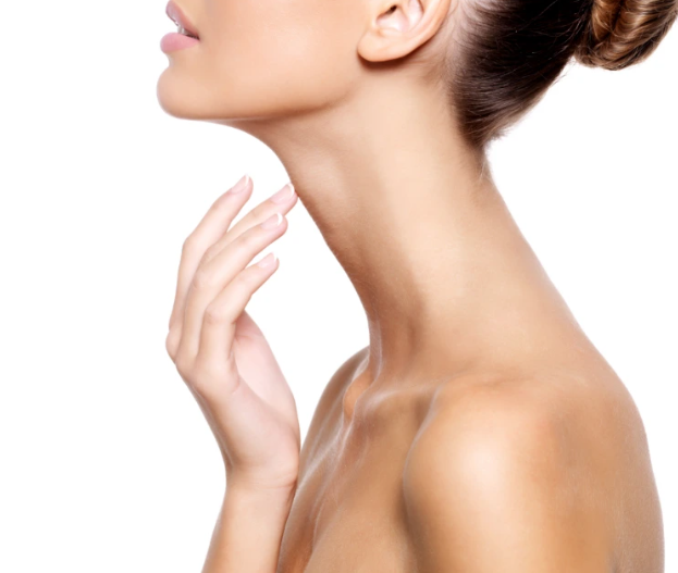 Seitenansicht einer Frau mit nach hinten gestrecktem Hals und Hand an der Kehle vor weißem Hintergrund.