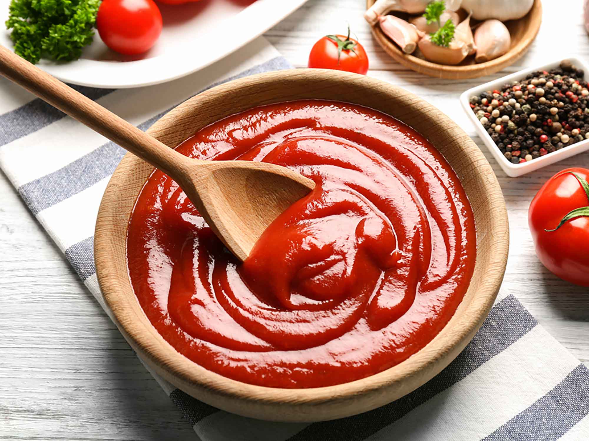 Helppo ketsuppi resepti, jolla voit sävyttää makua mielesi mukaan. Löydä myös säilytys- ja tarjoiluideat!